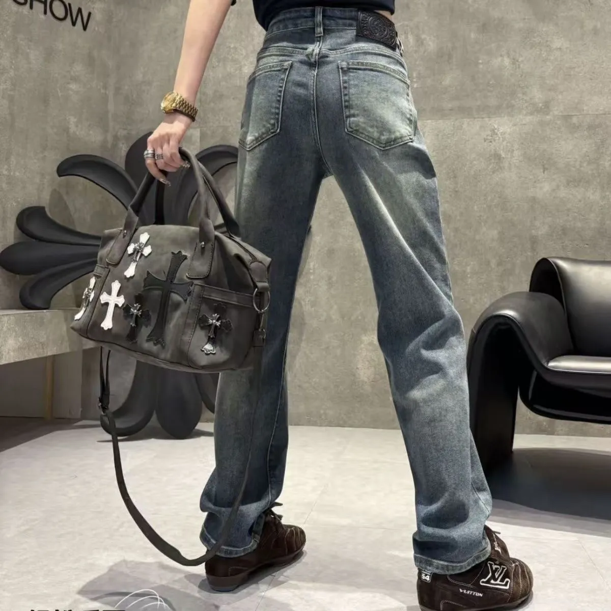 P176 Style No. Cc937 Chrome hearts high street embroidered jeans Chrome hearts vibe style versatile jeans are the most popular high street style at the moment. Made of beaded canvas fabric, heavy washing makes the upper body of the fabric more textured and the pants are tall and straight! The three-dimensional cutting of the whole trousers is a masterpiece! The beaded canvas fabric is thick and soft after washing. It has good breathability. Customized small leather label. Unique design. The details are in place, simple and elegant, and the workmanship is exquisite. The entire trousers are neatly routed and the details are in place! It’s so cool. It’s a genderless trend that both men and women can easily control. Color: Picture color. Sizes M-XXL